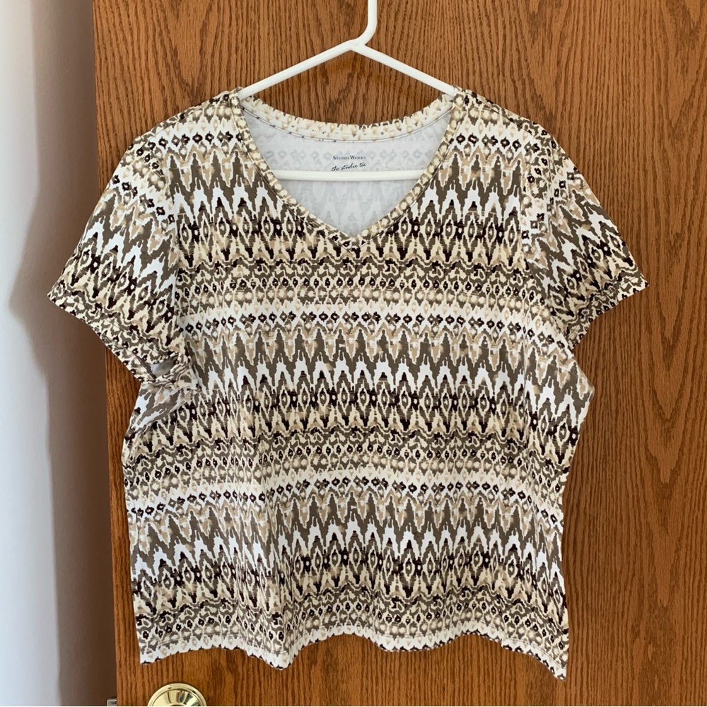 V Neck Studio Tee Shirt Size 2X Short Sleeve Tan Brown Aztec Print Geometric